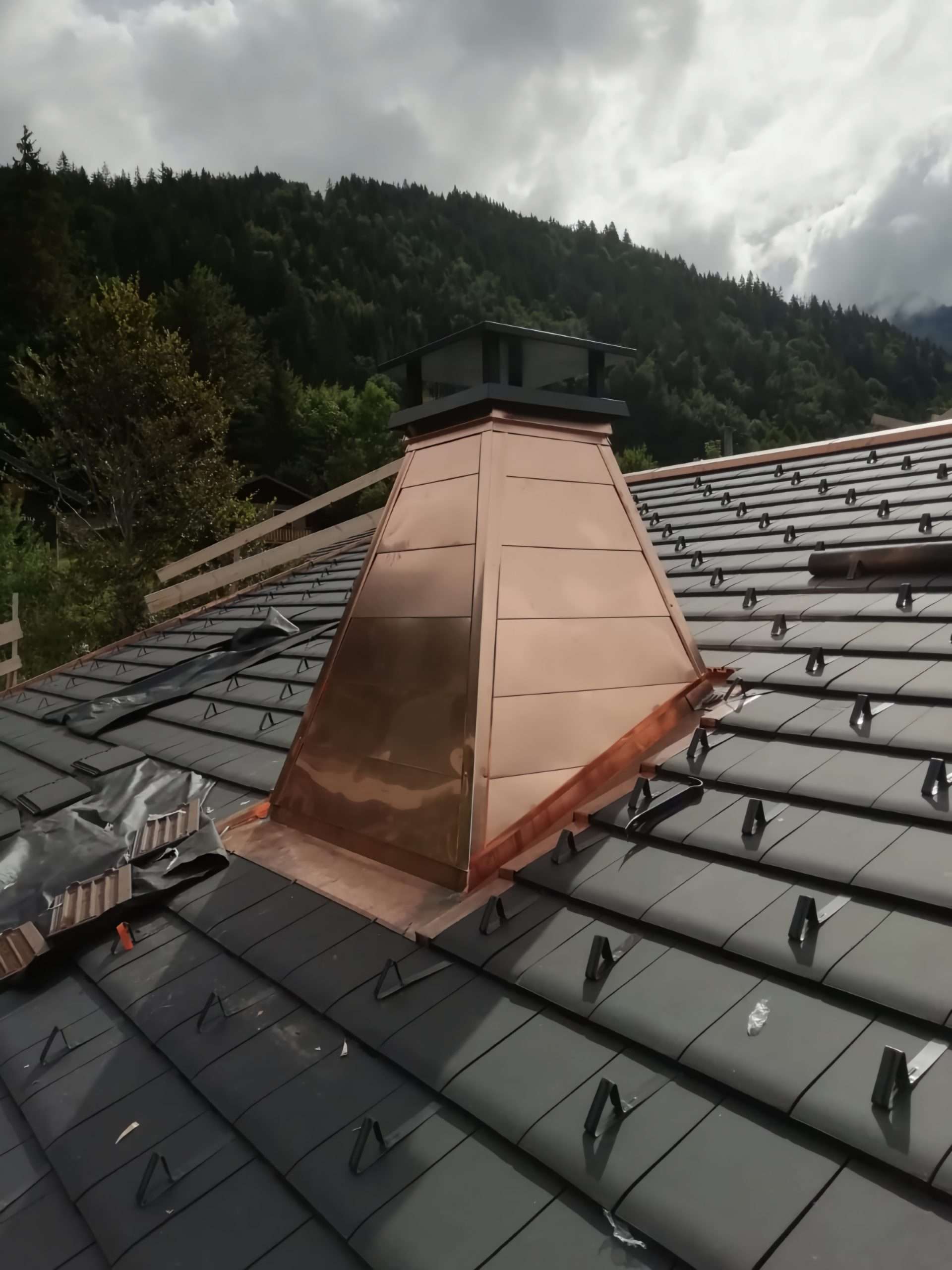 Zinguerie-Habillage-cheminée-cuivre-1.jpg Zinguerie-Habillage-cheminée-cuivre-1.jpg